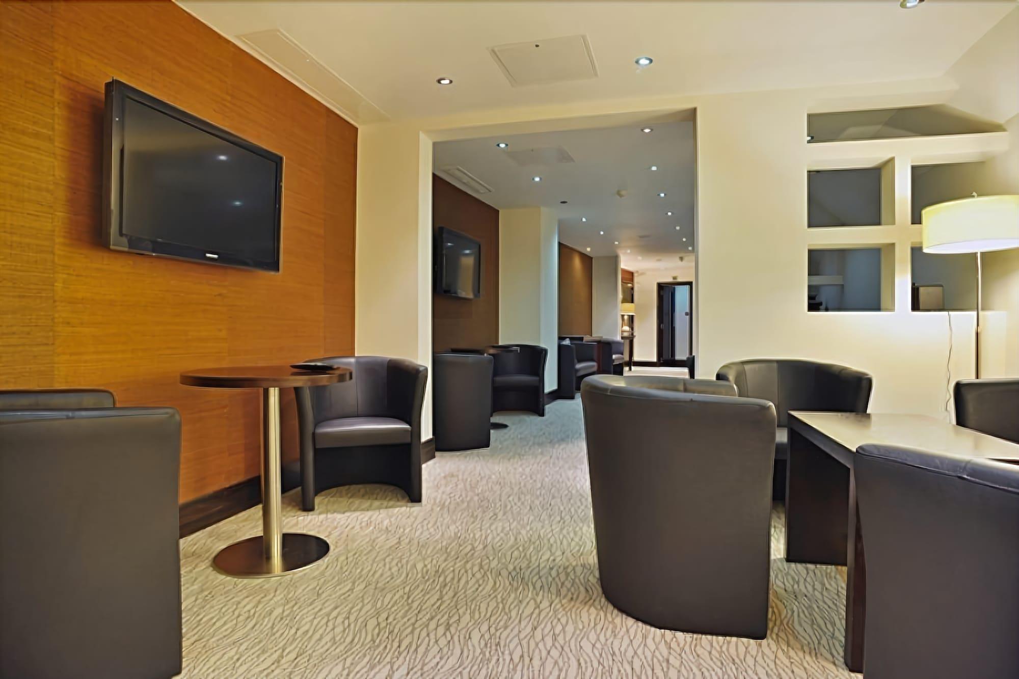 Montcalm Brewery, London City Экстерьер фото The lounge at London Heathrow Airport