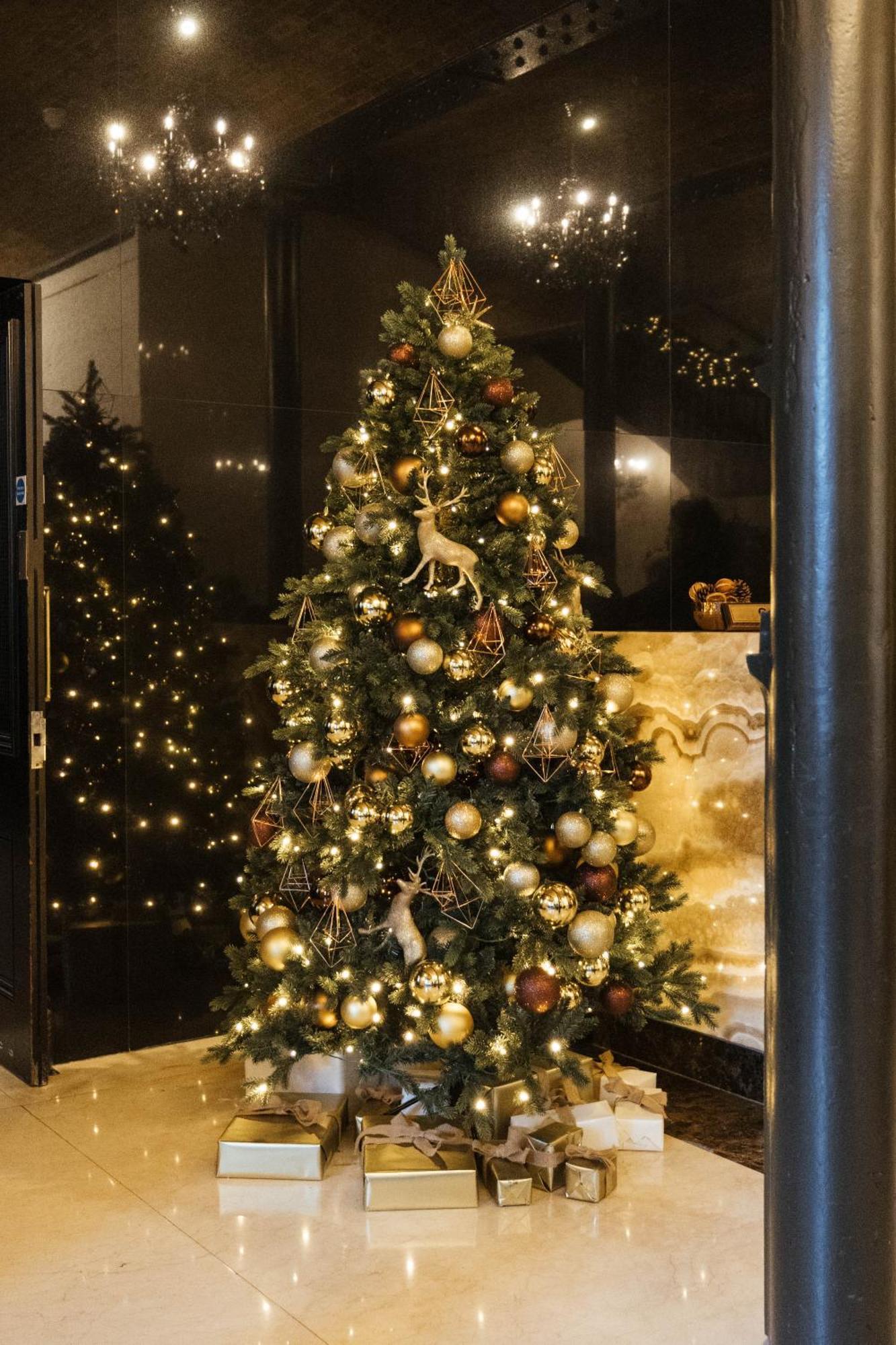 Montcalm Brewery, London City Экстерьер фото A Christmas tree in the lobby of the Four Seasons Hotel, Hong Kong